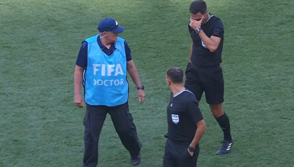 Insólito: Árbitro se lesionó y fue reemplazado en repechaje al Mundial