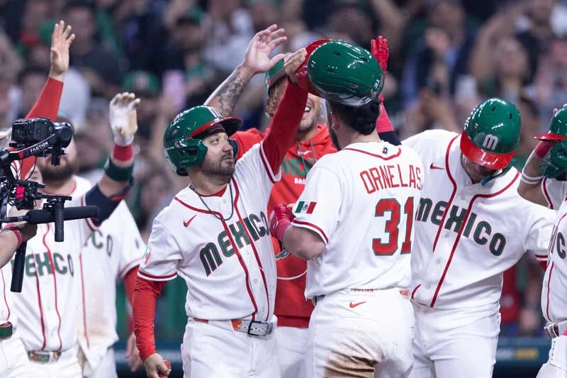 México festeja su victoria ante Brasil