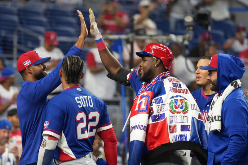 AME2407. MIAMI (ESTADOS UNIDOS), 09/03/2026.- Jugadores de Dominicana celebran este lunes, en un partido del Clásico Mundial de Béisbol entre Israel y República Dominicana en el estadio LoanDepot Park en Miami (Estados Unidos). EFE/ Alberto Boal