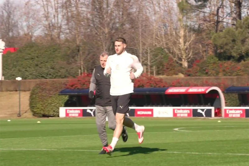 Santiago Gimenez, delantero del Milan