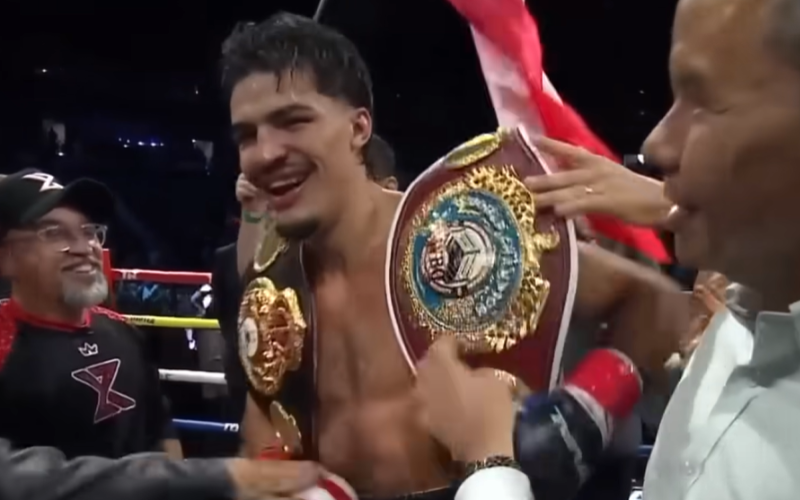 Xander Zayas tras convertirse el campeón unificado de peso superwélter. Foto: Captura de pantalla (ESPN).