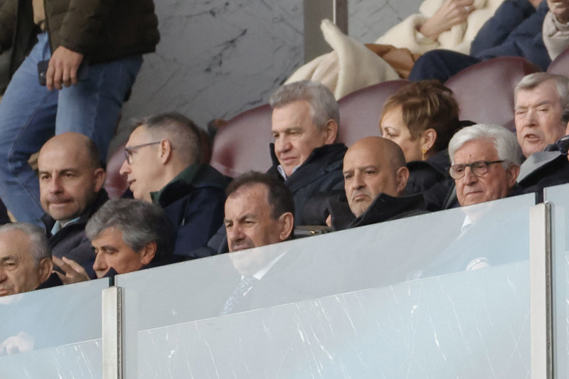 Javier Aguirre (c), seleccionador nacional de México, acudió al palco del Coliseum para observar al jugador del Betis Álvaro Fidalgo, posible candidato a entrar en su próxima convocatoria, durante el partido de LaLiga entre el Getafe y el Betis, este domingo en el Coliseo. EFE/Zipi