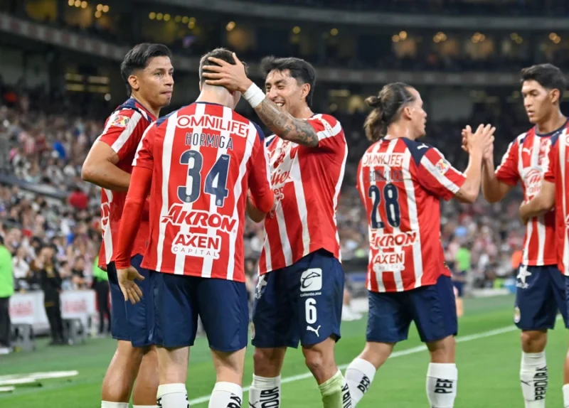 GUADALUPE (MÉXICO), 21/03/2026.- Jugadores de Chivas de Guadalajara celebran un gol este sábado, en un partido de la Liga MX entre Monterrey y Guadalajara en el estadio BBVA de la ciudad de Guadalupe (México). EFE/Miguel Sierra