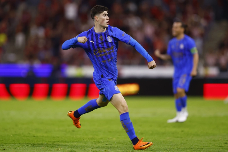 GUADALAJARA (MÉXICO), 07/03/2026.- Armando González (i) de Chivas de Guadalajara celebra un gol este sábado, en un partido de la jornada 10 del torneo apertura 2026 de la Liga MX entre Atlas y Guadalajara en el Estadio Jalisco, en Guadalajara (México). EFE/ Francisco Guasco