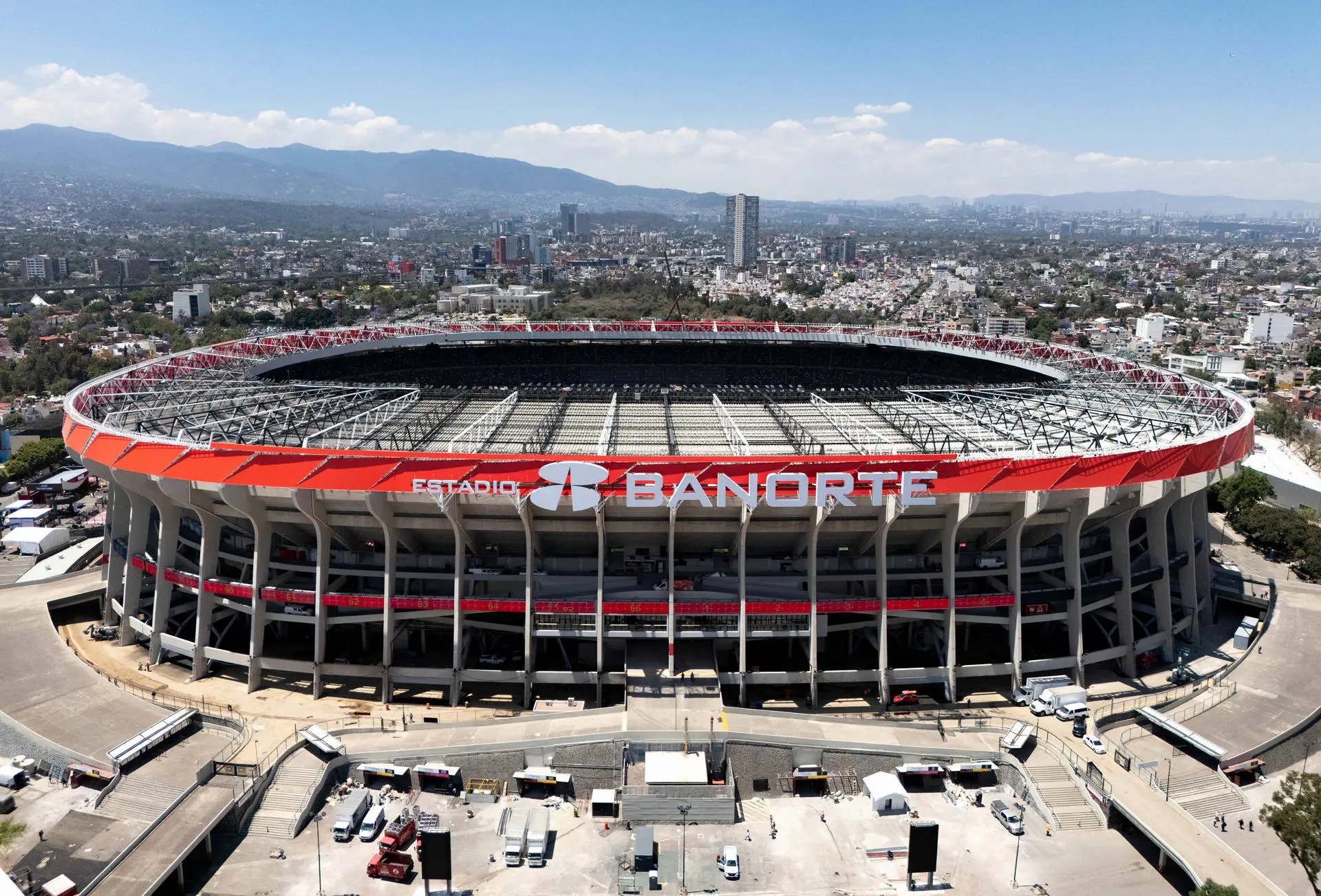 CIUDAD DE MÉXICO (MÉXICO), 27/03/2026.- Fotografía aérea del Estadio Azteca (Banorte) este viernes, en Ciudad de México (México). El Estadio Azteca, santuario del fútbol donde se hicieron campeones mundiales los míticos Pelé y Maradona, abrirá sus puertas mañana después de una remodelación capital, que ha rejuvenecido al recinto a unas semanas de cumplir 60 años. EFE/ Tomas Pérez