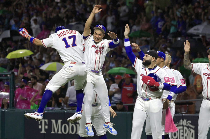 AME2512. SAN JUAN (PUERTO RICO), 09/03/2026.- Jugadores de Puerto Rico celebran tres carreras este lunes, en un partido del Clásico Mundial de Béisbol entre Cuba y Puerto Rico en el estadio Hiram Bithorn, en San Juan (Puerto Rico). EFE/ Thais Llorca