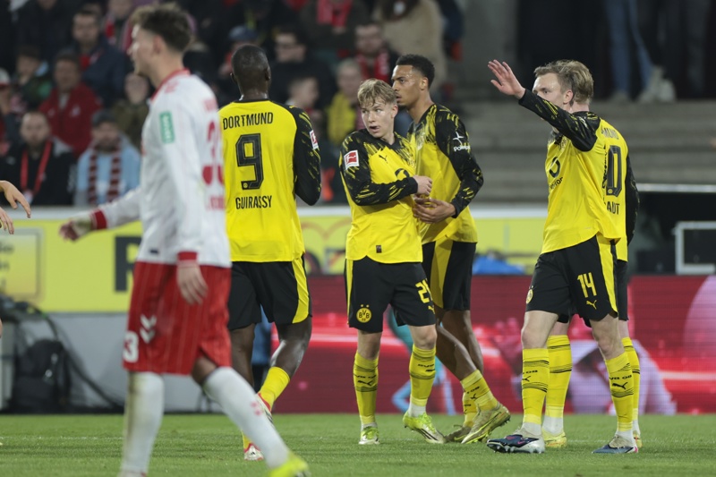 COLOGNE (Germany), 07/03/2026.- Maximilian Beier of Dortmund (R) celebrates with teammates after scoring 2-0 during the German Bundesliga soccer match between 1. FC Cologne and Borussia Dortmund in Cologne, Germany, 07 March 2026. (Alemania, Colonia) EFE/EPA/CHRISTOPHER NEUNDORF CONDITIONS - ATTENTION: The DFL regulations prohibit any use of photographs as image sequences and/or quasi-video.