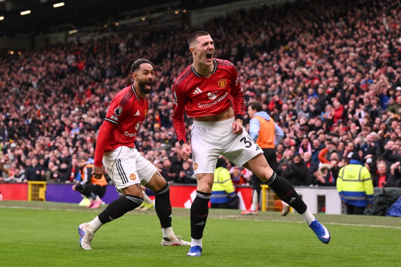 Manchester United tumba al Aston Villa y vuela hacia la Champions
