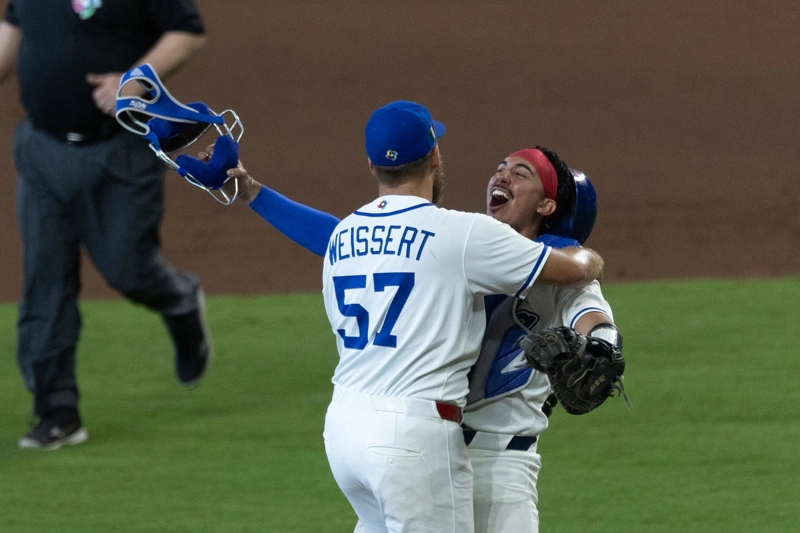 HOUSTON (ESTADOS UNIDOS), 14/03/2026.- Jugadores de Italia celebran este sábado, en un partido del Clásico Mundial de Béisbol entre Italia y Puerto Rico en el estadio Daikin Park, en Houston (Estados Unidos). EFE/ Carlos Ramírez