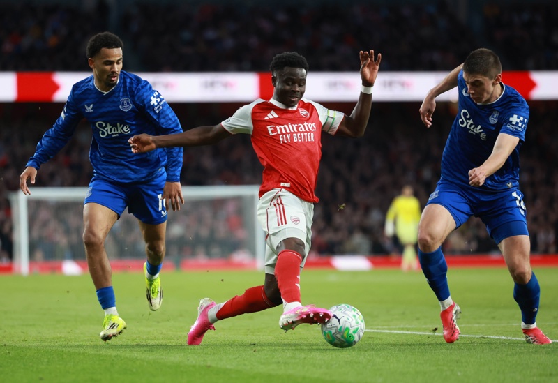 Arsenal castiga al Everton en el suspiro final, el Emirates respira