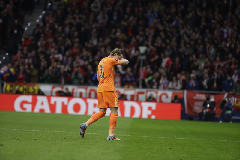 VIDEO Portero del Tottenham sale llorando tras ser humillado por su DT