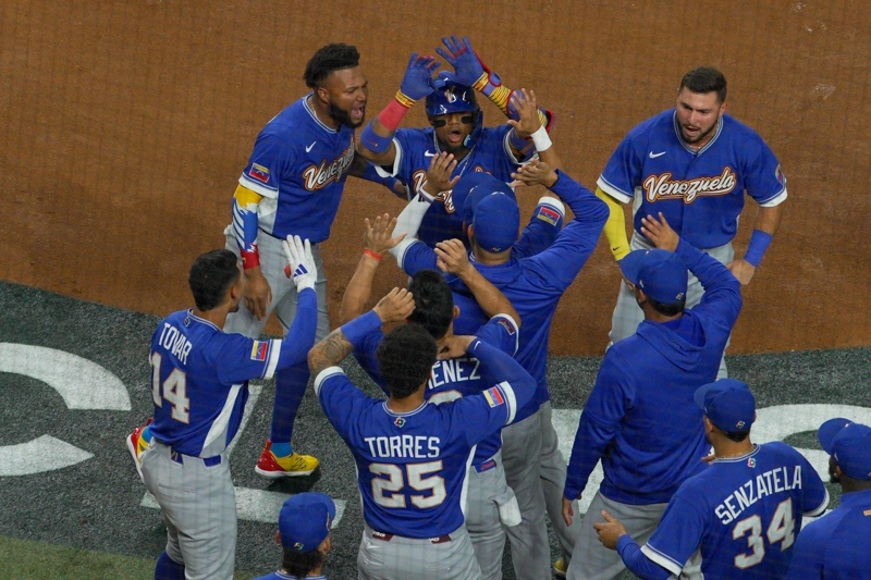 MIAMI (ESTADOS UNIDOS), 14/03/2026.- Jugadores de Venezuela celebran este sábado, en un partido del Clásico Mundial de Béisbol entre Venezuela y Japón en el estadio LoanDepot Park en Miami (Estados Unidos). EFE/ Alberto Boal
