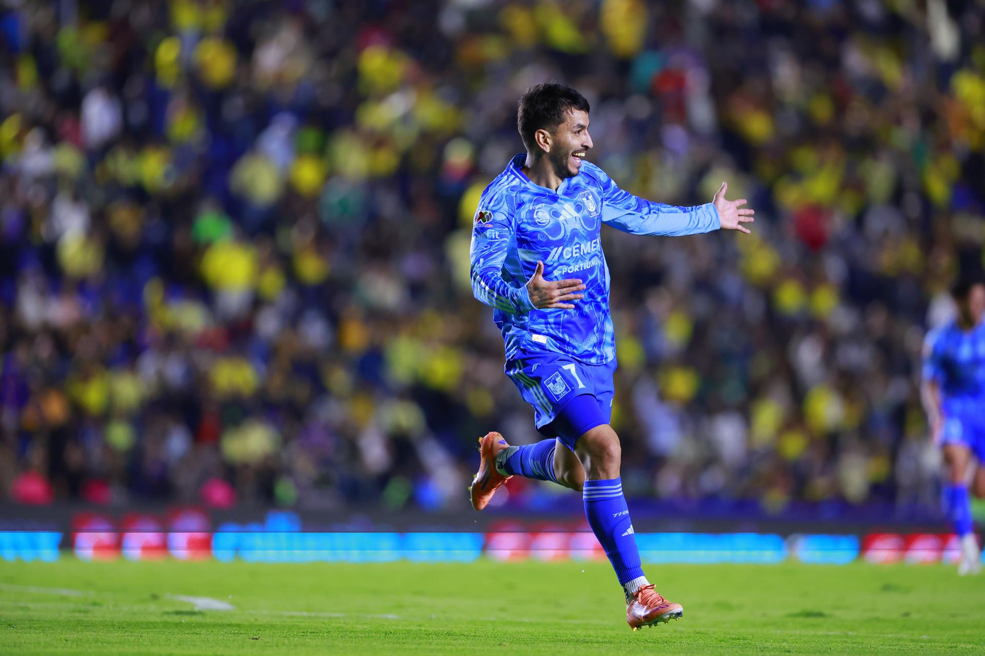 Ángel Correa, de Tigres, celebra un gol este sábado en un partido de la Liga MX entre América y Tigres en el estadio Ciudad de los Deportes, en Ciudad de México (México). EFE/ Sáshenka Gutiérrez