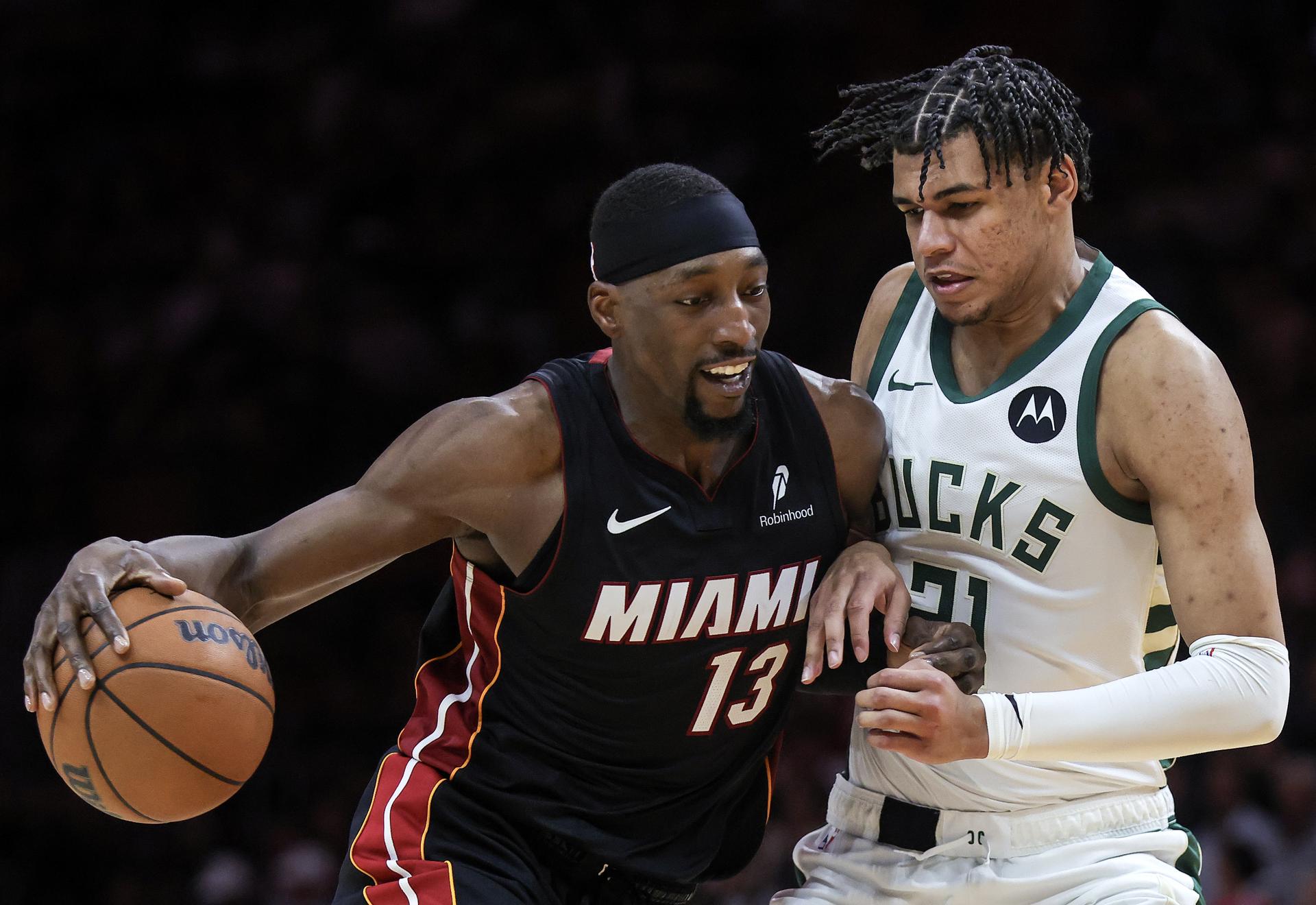 El pívot-alero del Miami Heat Bam Adebayo (izq.) en acción contra el alero de los Milwaukee Bucks Ousmane Dieng durante el partido de baloncesto de la NBA en el Kaseya Center en Miami, Florida, EE. UU. EFE/EPA/CRISTOBAL HERRERA-ULASHKEVICH SHUTTERSTOCK OUT