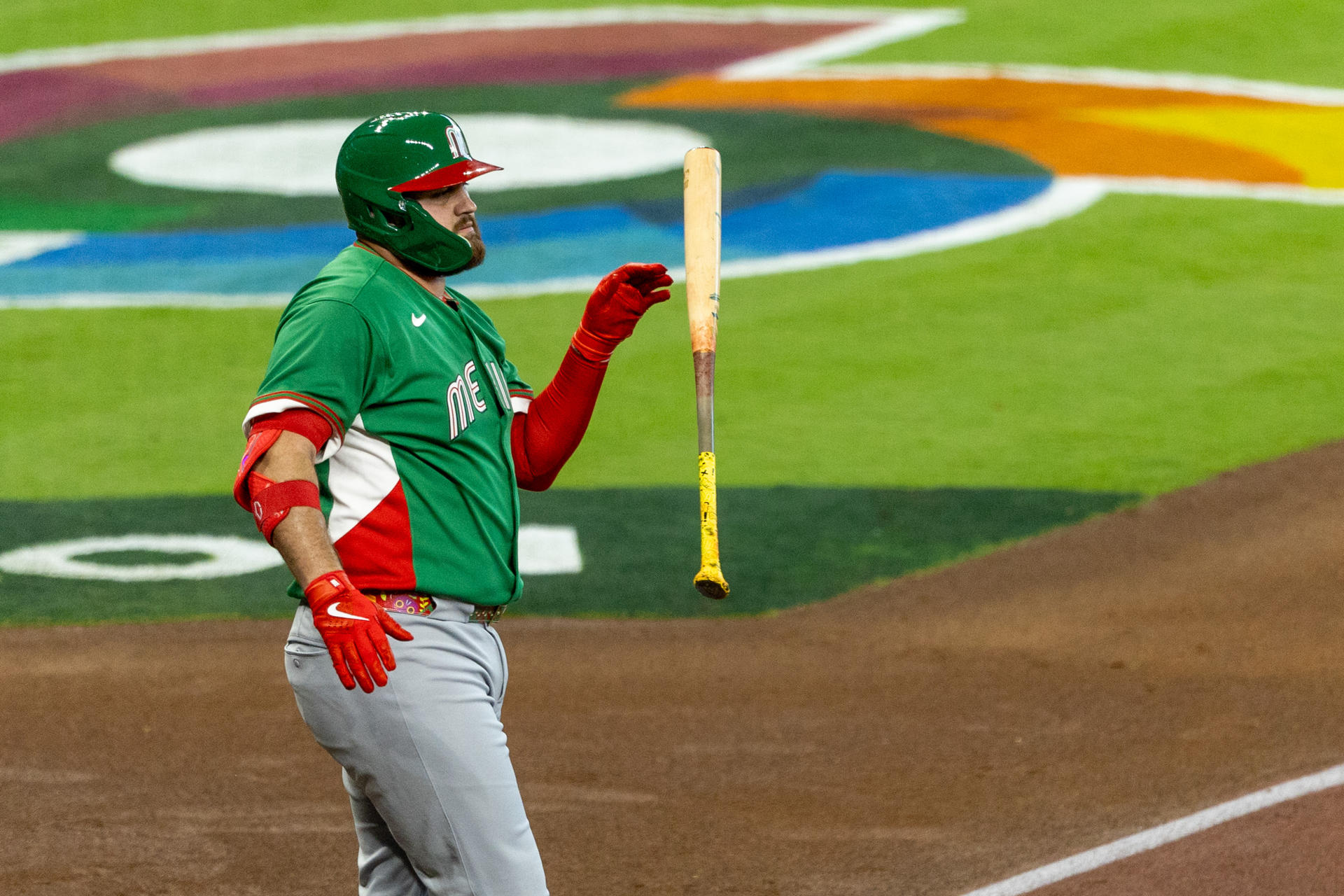 Rowdy Tellez de México reacciona este viernes, en un partido del Clásico Mundial de Béisbol entre Gran Bretaña y México en el estadio Daikin Park, en Houston (Estados Unidos). EFE/ Carlos Ramírez