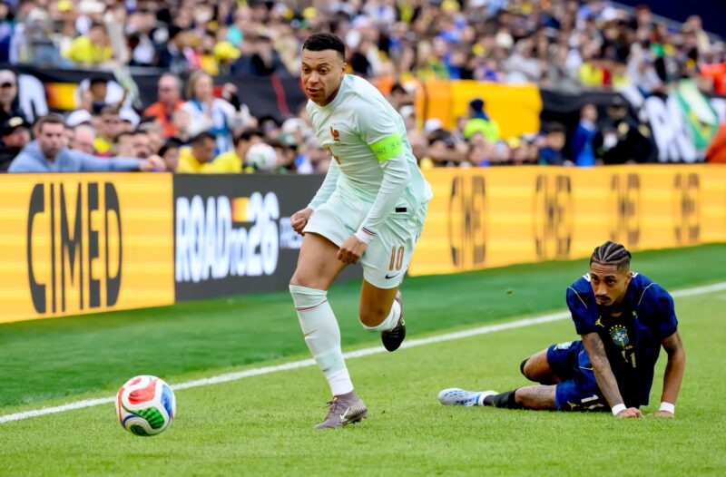 Raphinha (d), caído tras ser gambeteado por Kilian Mbappé, fue desconvocado este viernes de la selección de Brasil tras sufrir una lesión muscular la víspera en el amistoso ante Francia. EFE/EPA/ADAM RICHINS