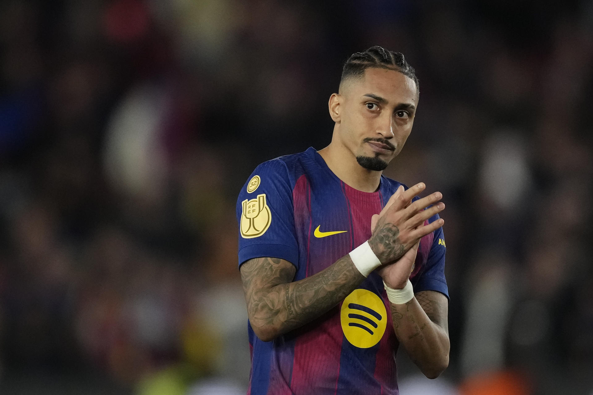 El delantero del FC Barcelona Raphinha a la finalización del partido de vuelta de las semifinales de la Copa del Rey que FC Barcelona y Atlético de Madrid han disputado en el Camp Nou. EFE/Enric Fontcuberta.