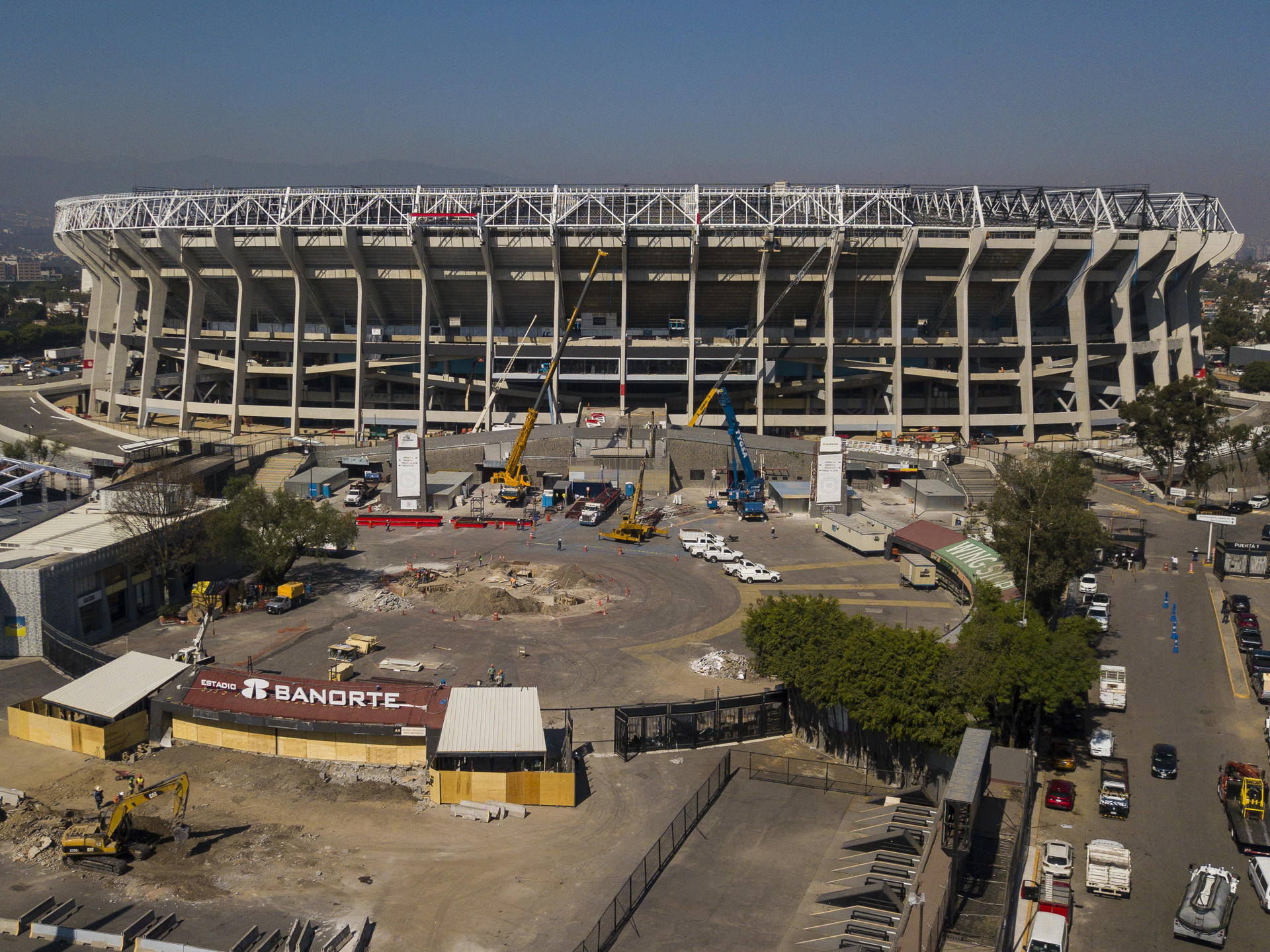 Fotografía aérea de las obras en los alrededores del estadio Banorte este martes, en Ciudad de México, a 100 días del comienzo del Mundial, el 11 de junio. EFE/ Isaac Esquivel