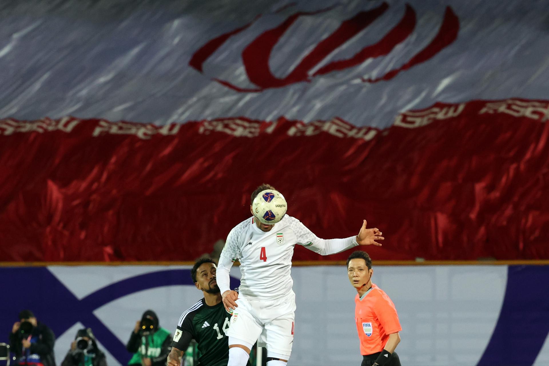 Partido de fútbol en Irán. EFE/EPA/ABEDIN TAHERKENAREH/Archivo