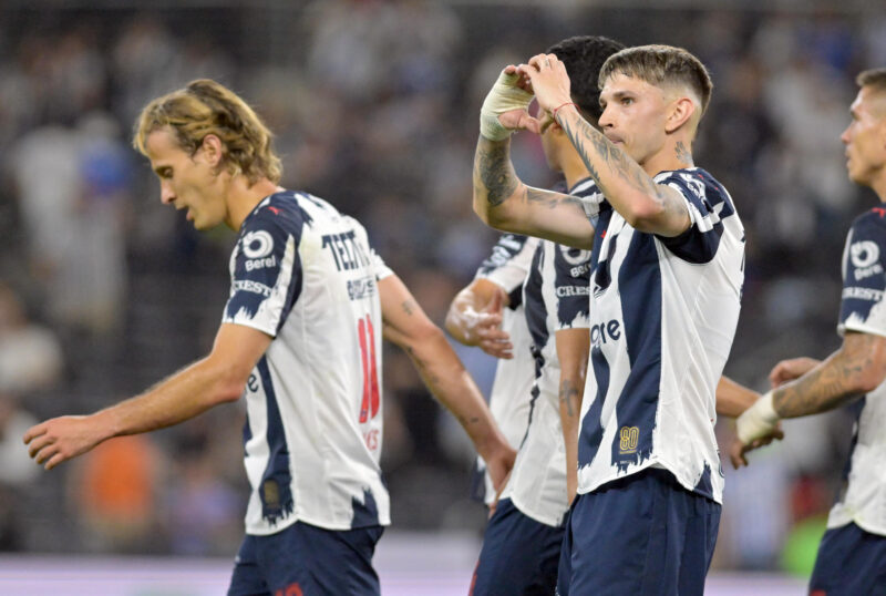 Picks y valor: Los números del Monterrey vs Guadalajara para apostar Luca Orellano (d) de Monterrey celebra un gol con sus compañeros este miércoles, durante un partido de la Liga MX entre monterrey y Queretaro en el estadio BBVA en Guadalupe (México). EFE/Miguel Sierra