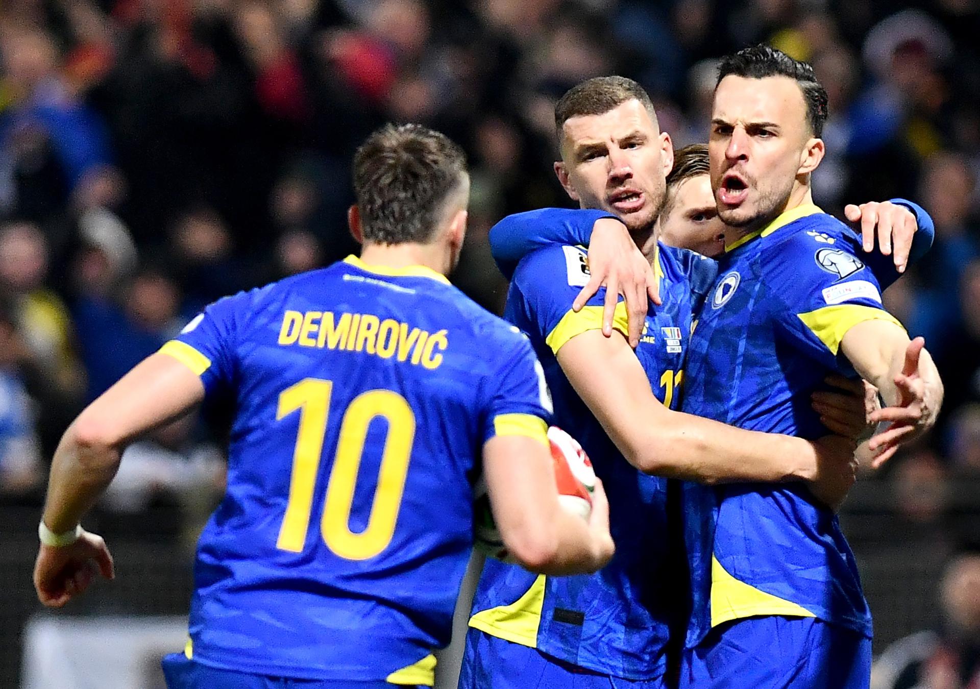 El internacional bosnio Haris Tabakovic (d) celebra junto a sus compañeros Edin Dzeko y Ermedin Demirovic (i) un gol durante el partido disputado contra Italia en Zenica, que le dio la clasificación para el Mundial 2026. EFE/ NIDAL SALJIC