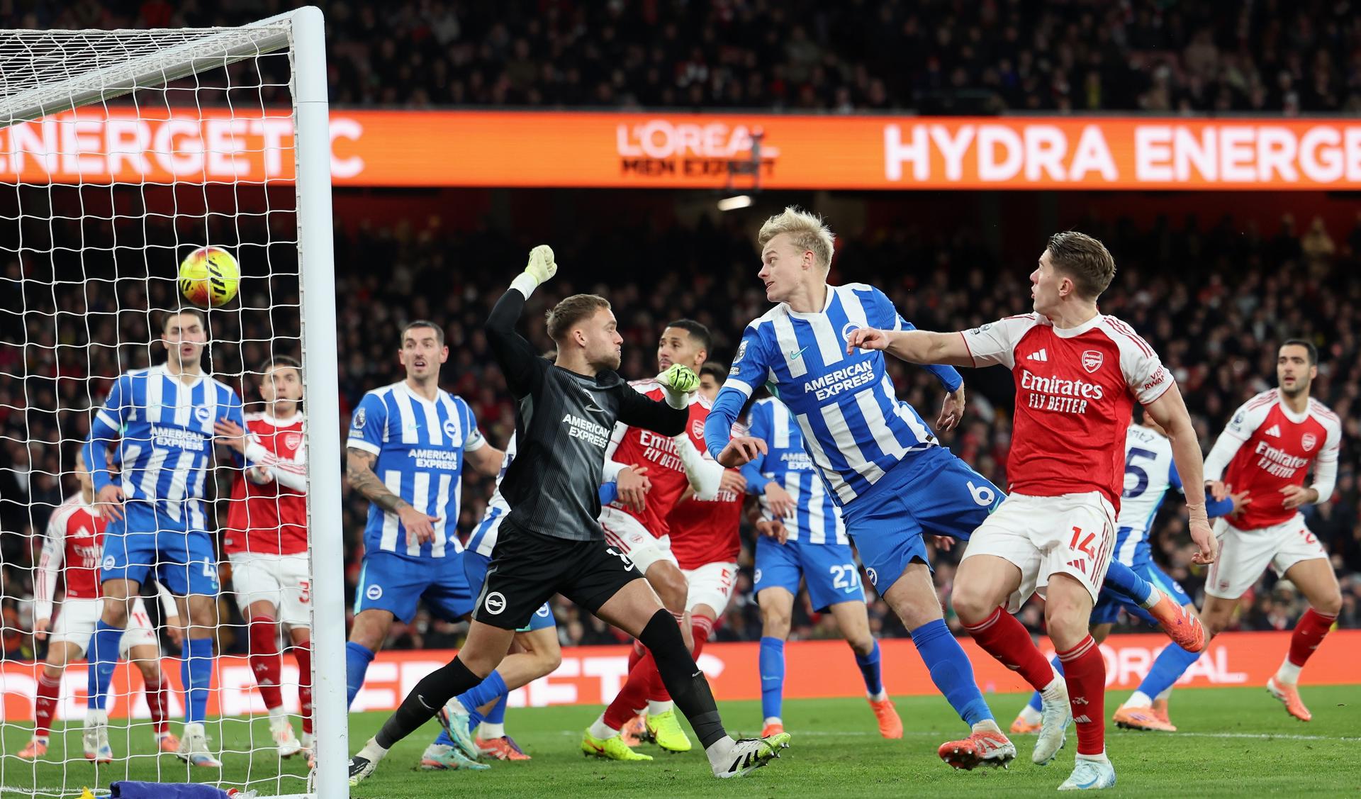 El portero del Brighton, Bart Verbruggen (C), no pudo evitar el gol en propia puerta marcado por Georginio Rutter (no visible), también del Brighton, durante el partido de la Premier League inglesa entre el Arsenal FC y el Brighton & Hove Albion, en Londres, Reino Unido, el 27 de diciembre de 2025. (Reino Unido, Londres) EFE/EPA/ANDY RAIN SOLO PARA USO EDITORIAL.