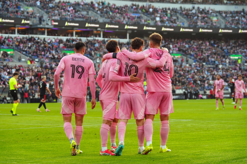 Jugadores del Inter Miami celebran este sábado la victoria por 2-1 sobre el DC United en el M&T Bank Stadium en Baltimore. EFE/ Octavio Guzmán