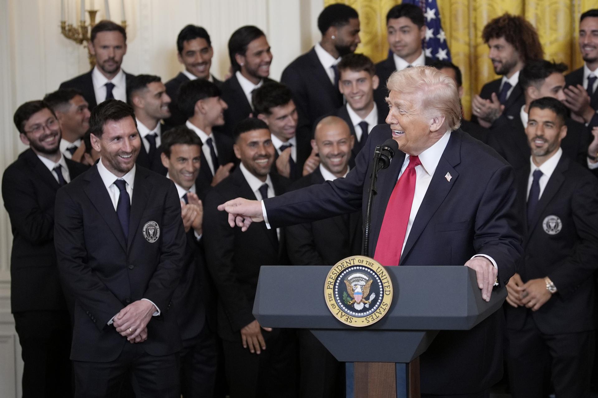 Donald Trump, presidente de EE.UU., habla con Lionel Messi y otros integrantes del Inter Miami en la Casa Blanca, en donde los recibió para celebrar el título de 2025 en la MLS. EFE/EPA/YURI GRIPAS/POOL