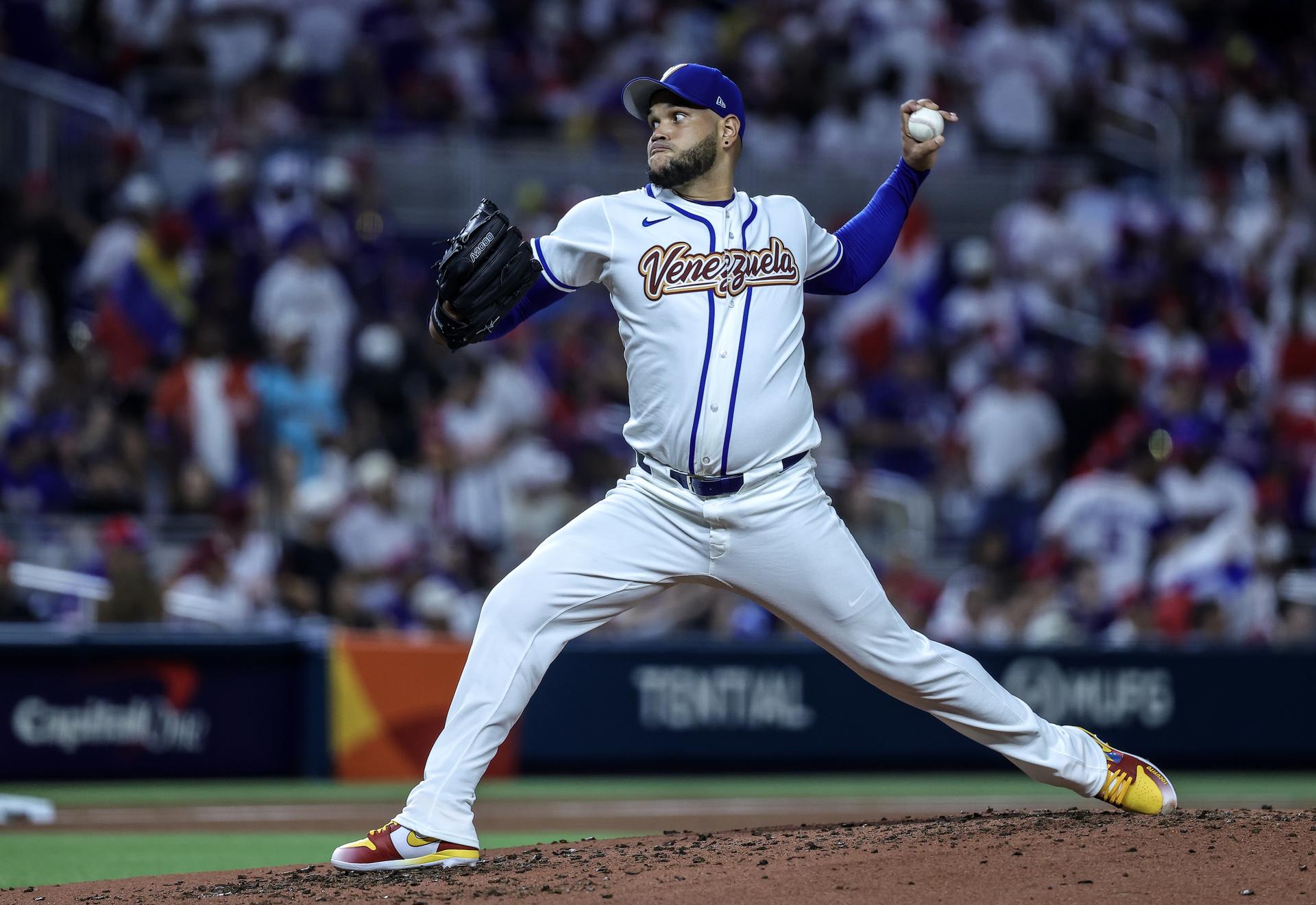 El lanzador zurdo de Venezuela Eduardo Rodríguez en acción durante el juego de la Clásica Mundial de Béisbol 2026 entre Venezuela y República Dominicana en el estadio de béisbol loanDepot park en Miami, Florida (EE.UU.). EFE/CRISTOBAL HERRERA-ULASHKEVICH