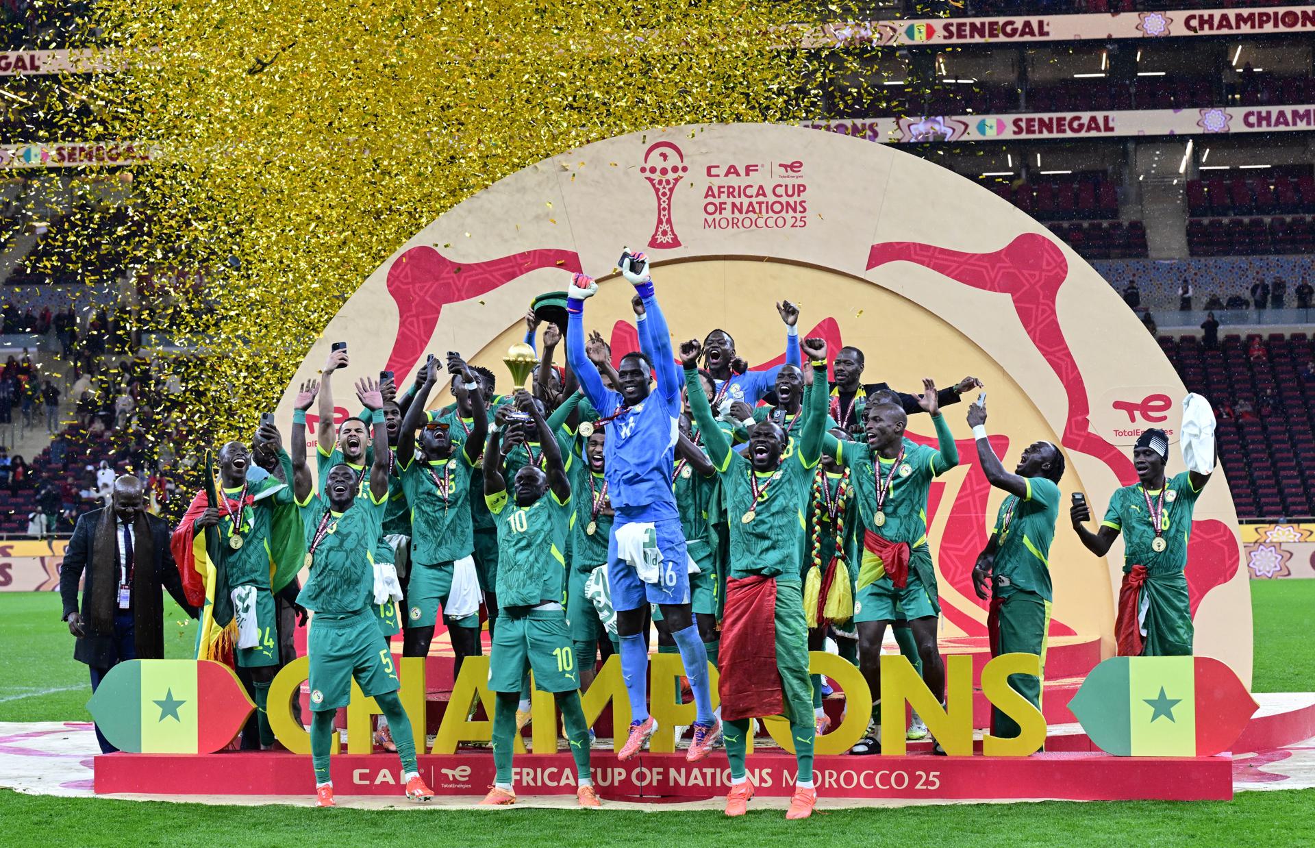 Senegal celebra en Francia bajo el asedio legal de Marruecos Sadio Mané (C-I) y jugadores de Senegal celebran con el trofeo tras ganar la final de la Copa Africana de Naciones de la CAF 2025 entre Senegal y Marruecos en Rabat, Marruecos. La Junta de Apelación de la Confederación Africana de Fútbol (CAF) el 17 de marzo de 2026 declaró que Senegal había perdido la final celebrada el 18 de enero de 2026, citando el Artículo 84 de los reglamentos de la AFCON, y otorgó oficialmente el título a Marruecos. EFE/EPA/JALAL MORCHIDI
