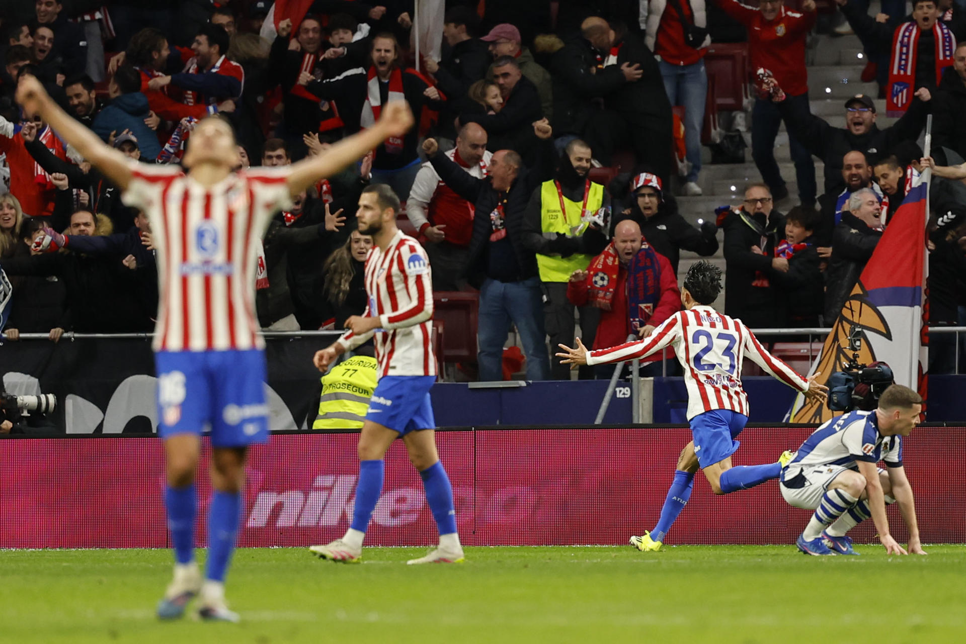 El centrocampista del Atlético de Madrid Nico González (2d) celebra su segundo gol durante el partido de la jornada 27 de LaLiga que disputaron Atlético de Madrid y Real Sociedad en el estadio Metropolitano de Madrid. EFE/Mariscal