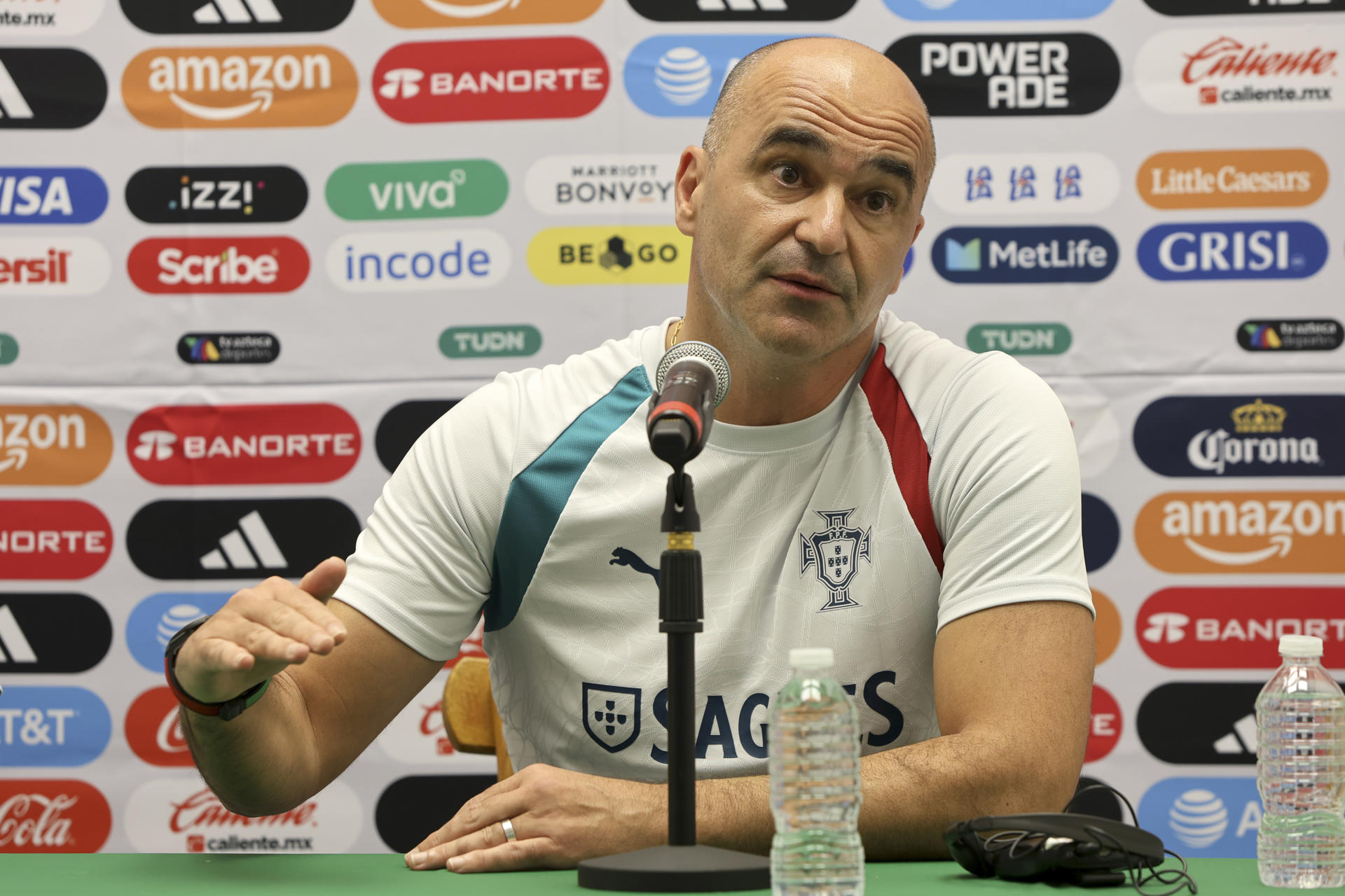 El director técnico de la Selección de Fútbol de Portugal, Roberto Martínez, habla durante en una rueda de prensa este viernes, en el balneario de Cancún (México). EFE/Alonso Cupul