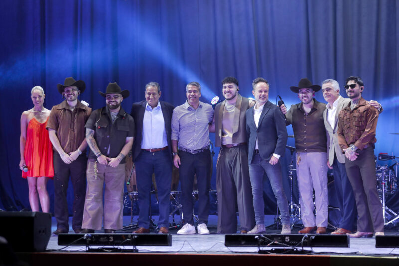 Los integrantes del grupo Frontera, directivos de Amazon, y de la Selección Nacional posan durante una conferencia de prensa este martes, en Ciudad de México (México). EFE/ Isaac Esquivel