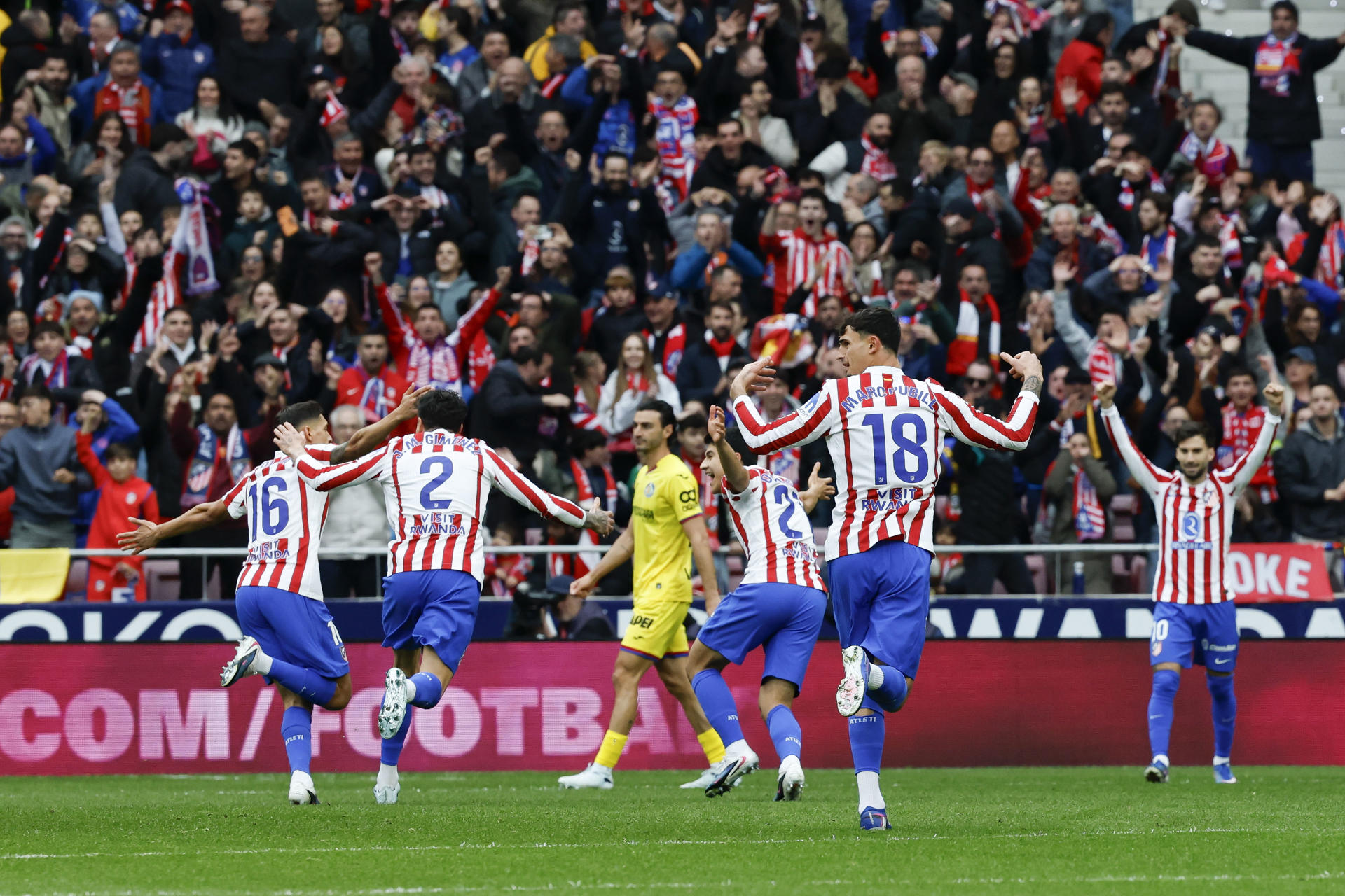 El defensa del Atlético de Madrid Nahuel Molina (i) celebra tras anotar el primer gol del equipo durante el partido de la jornada 28 de LaLiga EA Sports que el Atlético de Madrid y Getafe CF disputan, en el estadio Riyadh Air Metropolitano, en Madrid. EFE/ J.J.Guillen