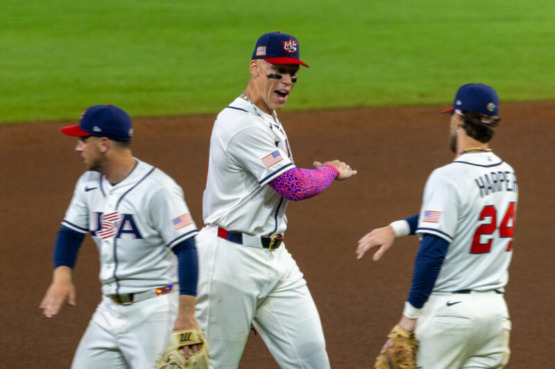Jugadores de Estados Unidos celebran tras ganar este lunes, un partido del Clásico Mundial de Béisbol frente a México en el estadio Daikin Park en Houston (Estados Unidos). EFE/ Carlos Ramírez