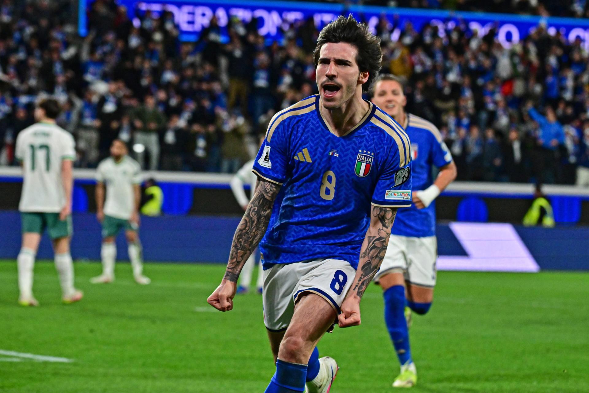 El jugador de Italia Sandro Tonali celebra el 1-0 durante el partido de la repesca que han jugado Italia e Irlanda del Norte en Bérgamo, Italia. EFE/EPA/MICHELE MARAVIGLIA