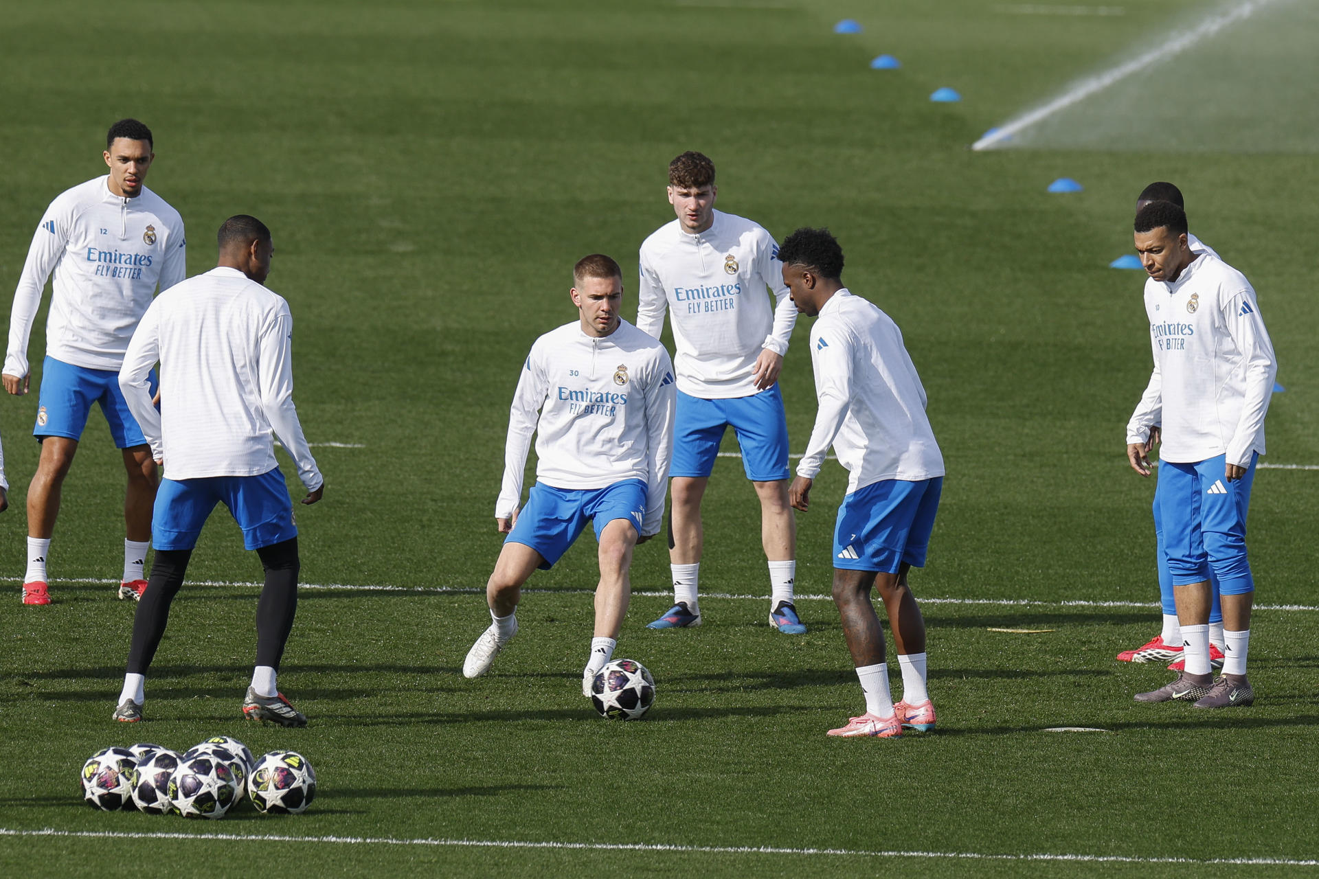 Los jugadores del Real Madrid, Alexander Trent (i), Vinicius Jr (2d), Franco Mastantuono (3i) y Kylian Mbappé (d) durante el entrenamiento del equipo en la Ciudad Deportiva de Valdebebas EFE/ Javier Lizón