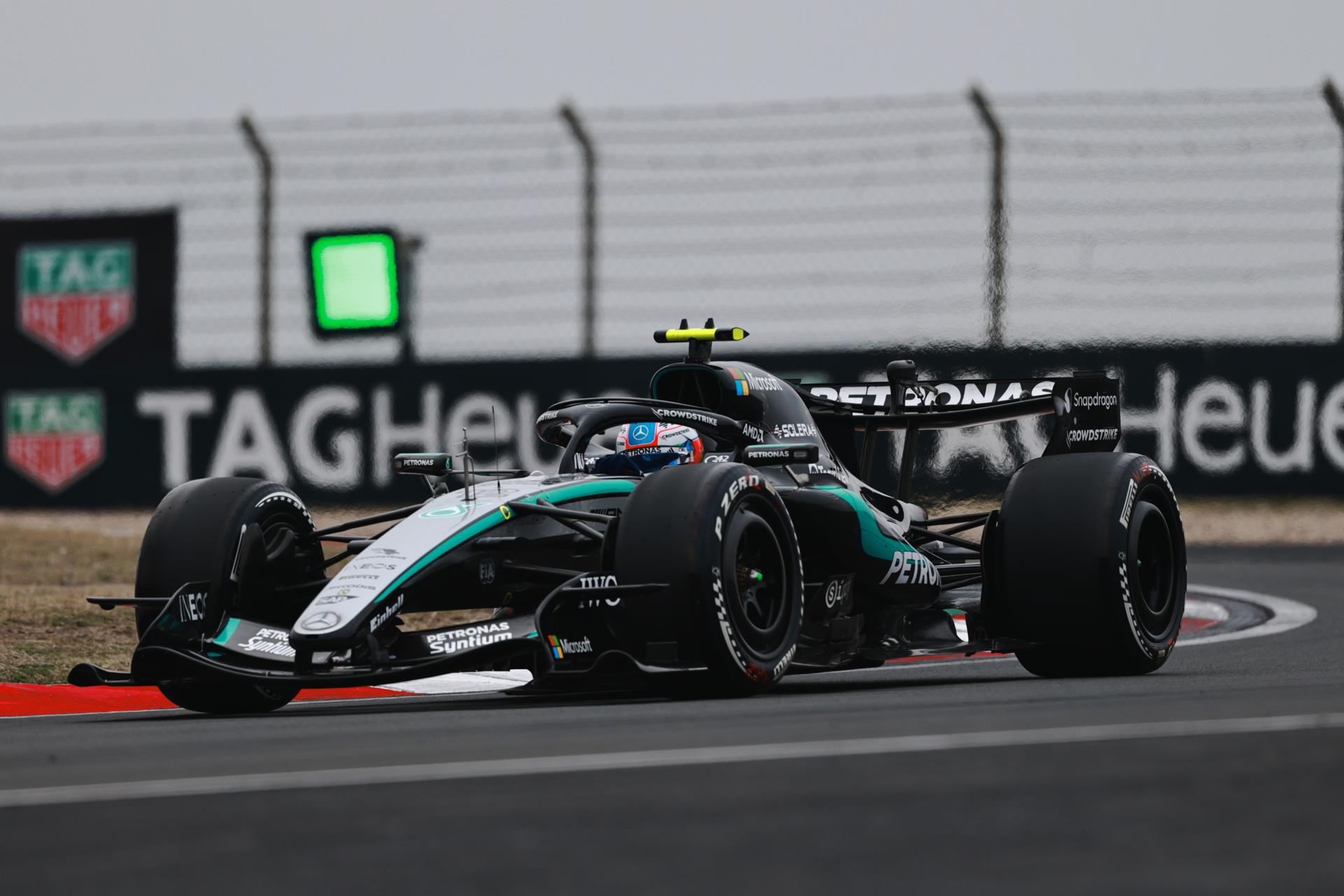 El piloto italiano de Mercedes Andrea Kimi Antonelli en acción durante la carrera del Gran Premio de China de Fórmula 1, en Shanghái. EFE/EPA/ANDRES MARTINEZ CASARES
