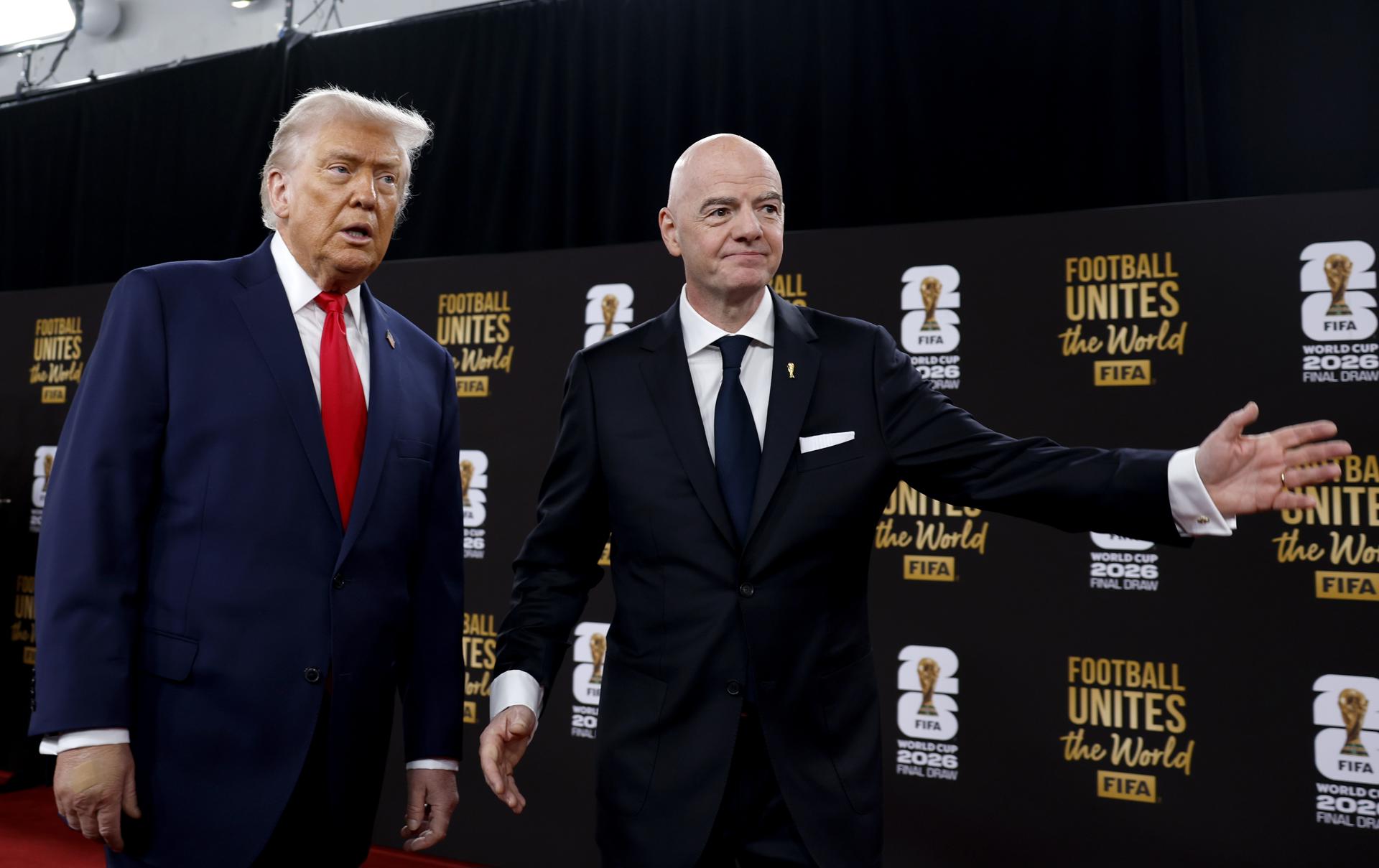 El presidente de la FIFA, Gianni Infantino (d), y el presidente de Estados Unidos, Donald Trump, a su llegada al sorteo del Mundial de Fútbol FIFA 2026 celebrado en el Kennedy Center de Washington (Estados Unidos) el 5 de diciembre de 2025. EFE/EPA/WILL OLIVER