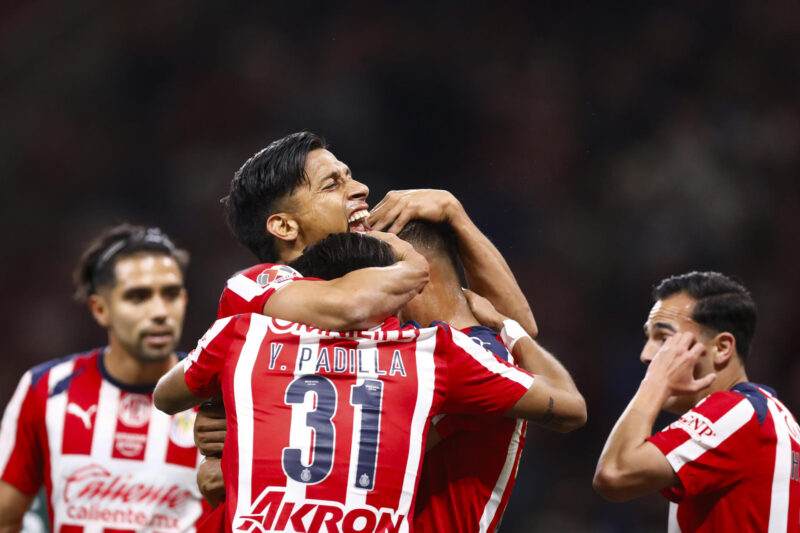 Jugadores de Guadalajara celebran un gol este miércoles, durante un partido del torneo clausura 2026 de la Liga MX entre Guadalajara y León en el Estadio Akron, en Guadalajara, Jalisco (México). EFE/ Francisco Guasco
