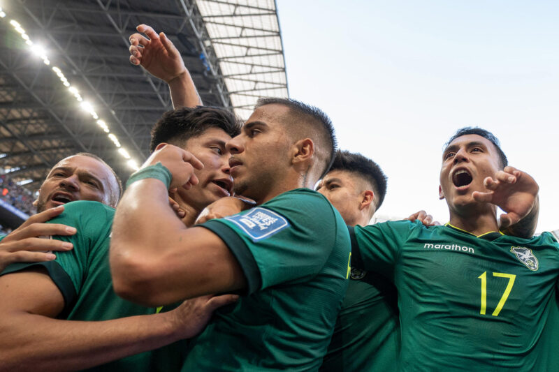 Jugadores de la selección de Bolivia celebran este jueves en la ciudad mexicana de Monterrey la victoria por 2-1 sobre la de Surinam que los pone en la final de la repesca intercontinental contra Irak por un cupo en el Mundial, el 31 de marzo en el mismo escenario, el estadio BBVA. EFE/ Miguel Sierra