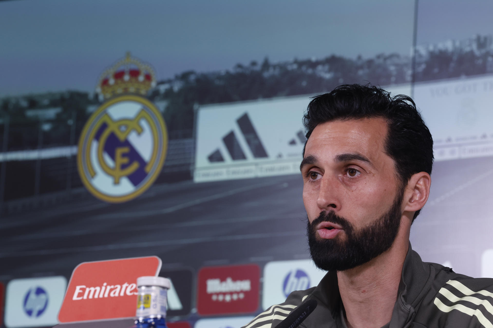 El entrenador del Real Madrid, Álvaro Arbeloa, durante la rueda de prensa previa al entrenamiento que el equipo realiza en la Ciudad Deportiva de Valdebebas, en la víspera del encuentro liguero que disputan ante el Getafe en el estadio Santiago Bernabéu. EFE/Javier Lizón