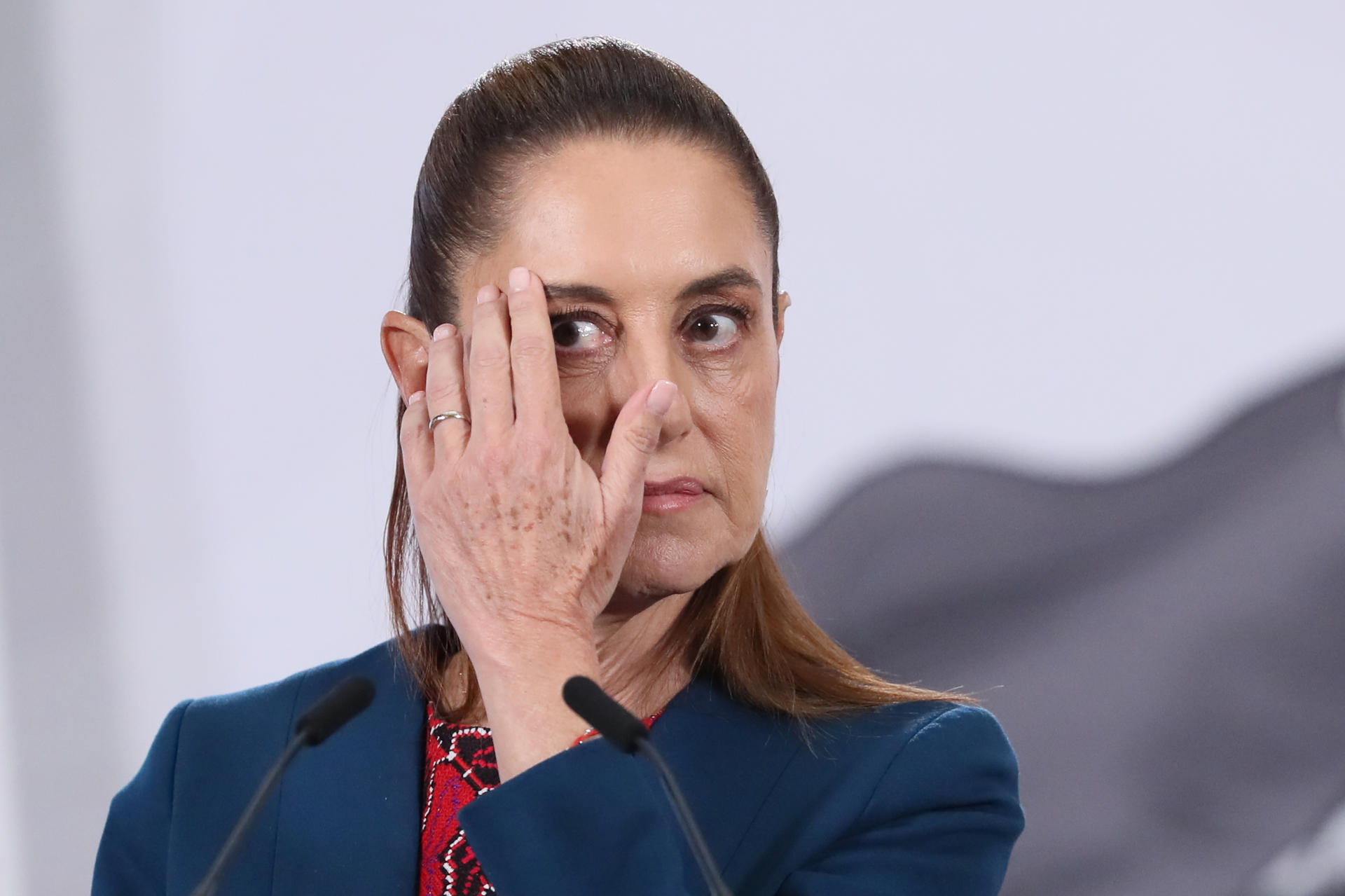 La presidenta de México, Claudia Sheinbaum, reacciona en una rueda de prensa este miércoles, en el Palacio Nacional de la Ciudad de México (México). EFE/ Mario Guzmán