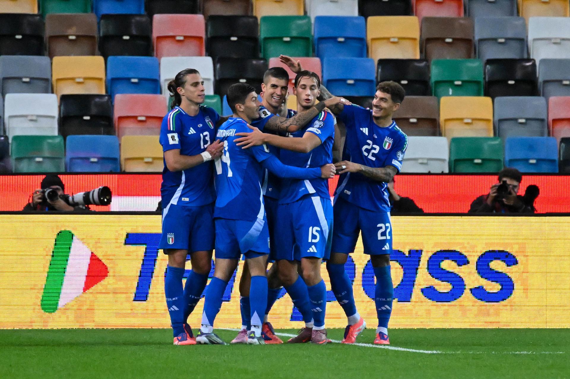 Fotografía de archivo en la que el italiano Gianluca Mancini (C) celebra con sus compañeros tras marcar un gol durante el partido de clasificación para la Copa Mundial de Fútbol FIFA 2026 entre Italia e Israel en el Stadio Friuli de Udine, Italia. EFE/EPA/Alessio Marini