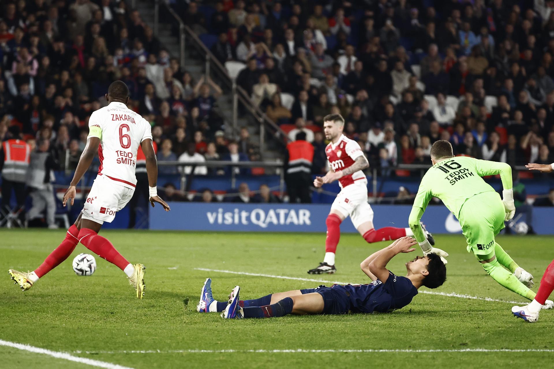 Dro lamenta una ocasión fallada. EFE/EPA/CHRISTOPHE PETIT TESSON