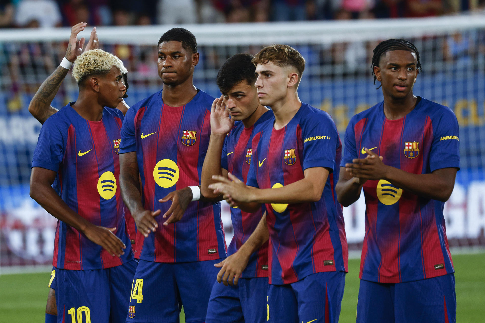 El jugador británico Marcus Rashford (2i), fichaje estrella del Barcelona la pasada temporada, junto a sus compañeros (i-d) Lamine Lamal, Pedri, Fermín y Balde, durante la presentación del equipo el 10 de agosto de 2025. EFE/Quique García
