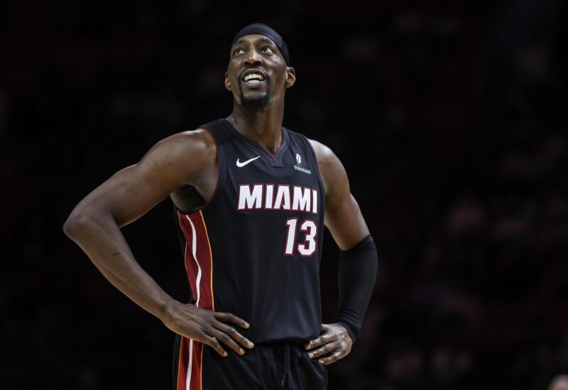 Bam Adebayo durante el partido con los Miami Heat ante los Milwaukee Bucks, este jueves en Miami. EFE/EPA/CRISTOBAL HERRERA-ULASHKEVICH SHUTTERSTOCK OUT