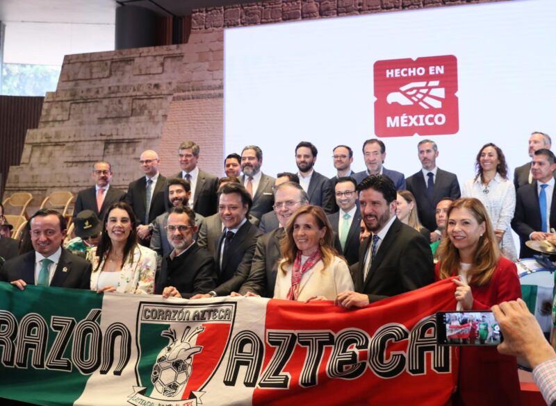 Personas posan durante el lanzamiento de la campaña Lo hecho en México siempre gana este martes, en el Papalote Museo del Niño en Ciudad de México (México). EFE/Mario Guzmán
