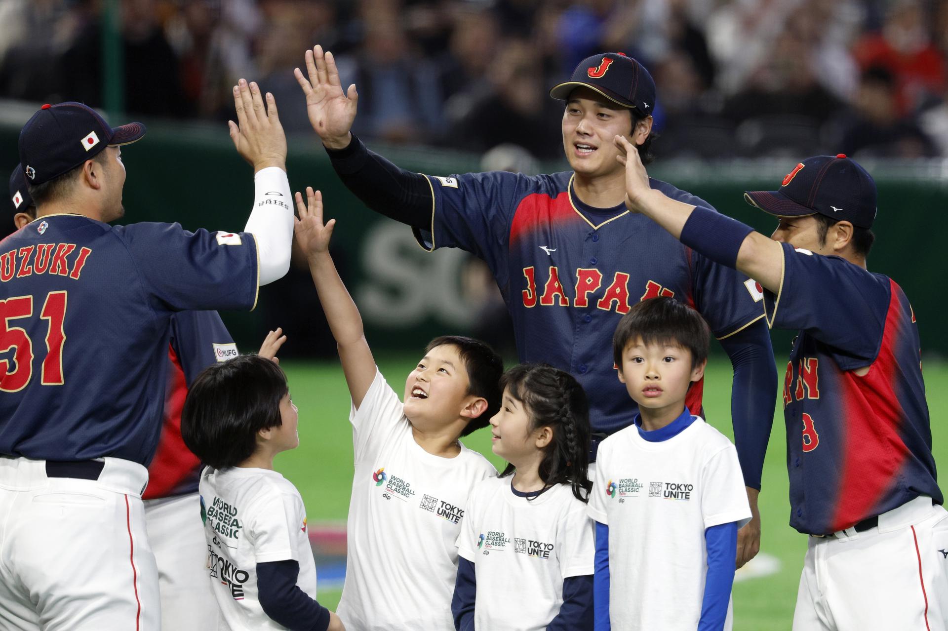 El japonés Shohei Ohtani al inicio del primer partido de Japón en el Clásico Mundial de béisbol que se desarrolla estos días en Tokio. EFE/EPA/FRANCK ROBICHON