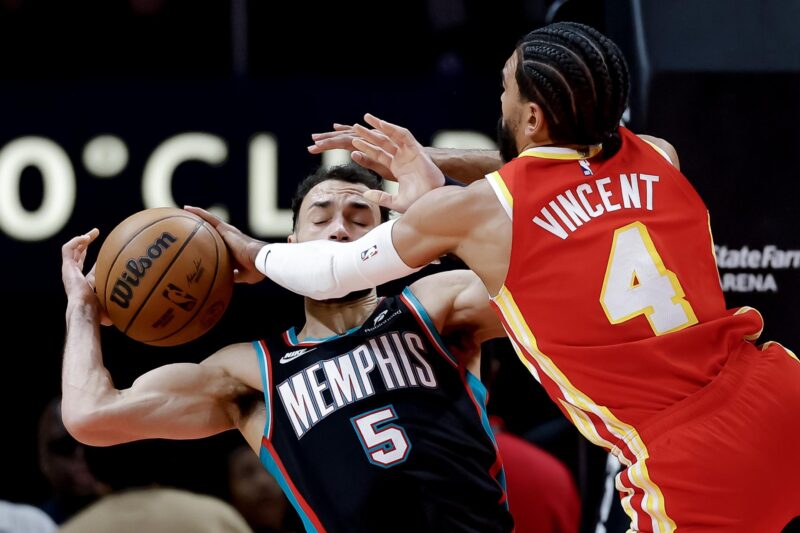 El ala-pívot de los Memphis Grizzlies, Tyler Burton (i), recibe fata del escolta de los Atlanta Hawks, Gabe Vincent (d), durante el juego de este lunes en Atlanta (Georgia). EFE/EPA/ERIK S. LESSER SHUTTERSTOCK OUT